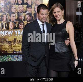 Til Schweiger (L), un membro del cast nella commedia romantica motion picture "Capodanno", assiste la premiere del film con la moglie Svenja Holtmann a Grauman's Chinese Theater nella sezione di Hollywood di Los Angeles il 5 dicembre 2011. UPI/Jim Ruymen Foto Stock