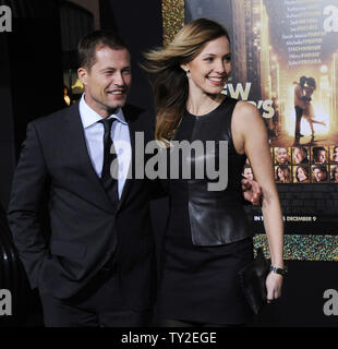 Til Schweiger (L), un membro del cast nella commedia romantica motion picture "Capodanno", assiste la premiere del film con la moglie Svenja Holtmann a Grauman's Chinese Theater nella sezione di Hollywood di Los Angeles il 5 dicembre 2011. UPI/Jim Ruymen Foto Stock