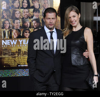 Til Schweiger (L), un membro del cast nella commedia romantica motion picture "Capodanno", assiste la premiere del film con la moglie Svenja Holtmann a Grauman's Chinese Theater nella sezione di Hollywood di Los Angeles il 5 dicembre 2011. UPI/Jim Ruymen Foto Stock