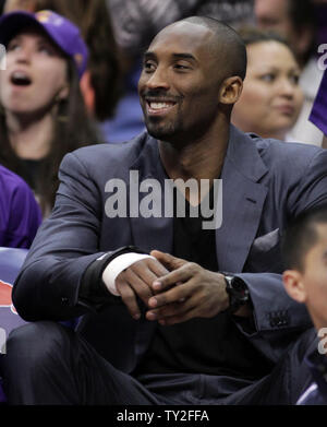 Los Angeles Lakers guardia di tiro Kobe Bryant si siede con il suo team con una polsiera nella prima metà di loro NBA Basketball partita contro i Los Angeles Clippers a Los Angeles il 21 dicembre 2011. UPI/Lori Shepler Foto Stock