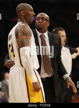 Los Angeles Lakers' allenatore Mike Brown parla di Kobe Bryant (24) nella seconda metà del loro NBA gioco di basket a Los Angeles il 25 dicembre 2011. I tori ha vinto 88 a 87. UPI/Lori Shepler Foto Stock