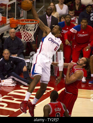 Los Angeles Clippers DeAndre Jordan schiacciate su Chicago Bulls Joakim Noah(R) e Luol Dang durante il primo trimestre azione a Los Angeles il 30 dicembre 2011. I tori ha sconfitto la Clippers 114-101. UPI/Jon SooHoo Foto Stock