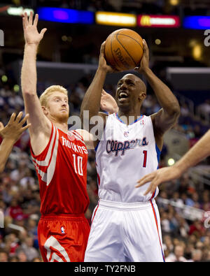 Los Angeles Clippers Elena Billups spara su Houston Rockets' Chase Budinger durante il primo trimestre azione a Los Angeles il 4 gennaio 2012. La Clippers sconfitto i razzi 117-89. UPI/Jon SooHoo Foto Stock