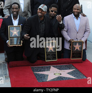 R&B Gruppo di canto Boyz II Men membri Shawn Stockman, Michael McCary, Nathan Morris e Wanya Morris (L-R) pongono nel corso di una cerimonia di inaugurazione di onorare con la 2,456th della stella sulla Hollywood Walk of Fame a Los Angeles il 5 gennaio 2012. UPI/Jim Ruymen Foto Stock