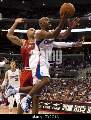 Los Angeles Clippers' Blake Griffin spara su Milwaukee Bucks durante il primo trimestre azione a Los Angeles il 7 gennaio 2012. La Clippers sconfitto i Bucks 92-86. UPI/Jon SooHoo Foto Stock