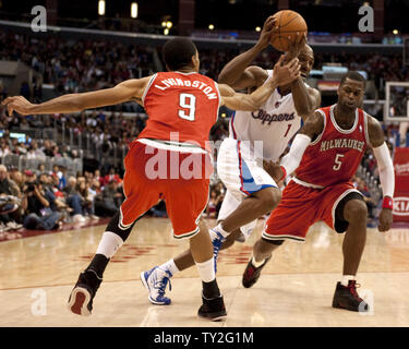 Los Angeles Clippers' Elena Billups è imbrattata di Milwaukee Bucks Shaun Livingston (L) durante il primo trimestre azione a Los Angeles il 7 gennaio 2012. La Clippers sconfitto i Bucks 92-86. UPI/Jon SooHoo Foto Stock