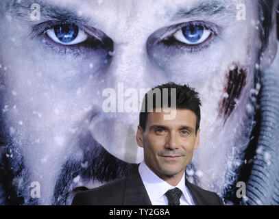 Membro del cast Frank Grillo e moglie Wendy Moniz frequentare la premiere del film 'L' grigio al Regal Cinemas, L.A. Vive a Los Angeles il 11 gennaio 2012. UPI/Fil McCarten Foto Stock