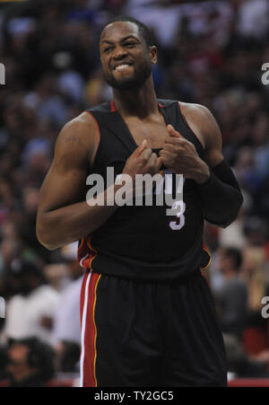 Miami Heat riprese guard Dwyane Wade (3) reagisce a un guardalinee chiamata contro il Los Angeles Clippers nella seconda metà del loro NBA gioco di basket a Los Angeles il 11 gennaio 2012. La Clippers vinto 95-89. UPI/Lori Shepler Foto Stock