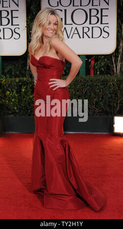 L'attrice Reese Witherspoon arriva alla sessantanovesima Annuale di Golden Globe Awards di Beverly Hills, la California il 15 gennaio 2012. UPI/Jim Ruymen Foto Stock