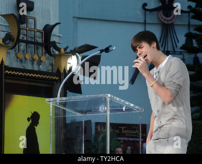 Il cantante Justin Beiber esegue un brano omaggio al tardo pop star Michael Jackson durante una mano & footprint cerimonia al Grauman's Chinese Theater nella sezione di Hollywood di Los Angeles il 26 gennaio 2012. UPI/Jim Ruymen Foto Stock