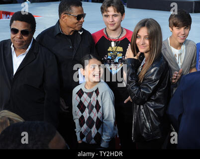 Coperta, il principe e Parigi (L-R), i figli del compianto pop star Michael Jackson partecipare in una mano e cerimonia di ingombro con i loro zii Jackie e di Tito e il cantante Justin Bieber a Grauman's Chinese Theater nella sezione di Hollywood di Los Angeles il 26 gennaio 2012. Parigi è mostrato di immissione del Michael Jackson guanto sequined in cemento umida. UPI/Jim Ruymen Foto Stock