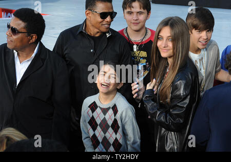 Coperta, il principe e Parigi (L-R), i figli del compianto pop star Michael Jackson partecipare in una mano e cerimonia di ingombro con i loro zii Jackie e di Tito e il cantante Justin Bieber a Grauman's Chinese Theater nella sezione di Hollywood di Los Angeles il 26 gennaio 2012. Parigi è mostrato di immissione del Michael Jackson guanto sequined in cemento umida. UPI/Jim Ruymen Foto Stock