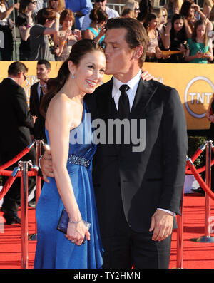 L'attrice Diane Lane (L) e l'attore Josh Brolin arriva alla diciottesima edizione Screen Actors Guild Awards a Los Angeles il 29 gennaio 2012. UPI/Jim Ruymen Foto Stock