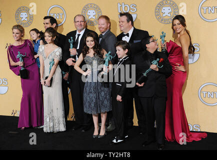 (L-R) attori Julie Bowen, Aubrey Anderson-Emmons, Ty Burrell, Sarah Hyland, Ed O'Neill, Jesse Tyler Ferguson, Ariel inverno, Eric Stonestreet, Nolan Gould, Rico Rodriguez e Sofia Vergara - vincitori per Ensemble in una serie di commedia - pongono in sala stampa durante la diciottesima edizione Screen Actors Guild Awards a Los Angeles il 29 gennaio 2012. UPI/Jim Ruymen Foto Stock