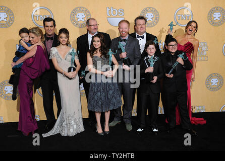 (L-R) attori Julie Bowen, Aubrey Anderson-Emmons, Ty Burrell, Sarah Hyland, Ed O'Neill, Jesse Tyler Ferguson, Ariel inverno, Eric Stonestreet, Nolan Gould, Rico Rodriguez e Sofia Vergara - vincitori per Ensemble in una serie di commedia - pongono in sala stampa durante la diciottesima edizione Screen Actors Guild Awards a Los Angeles il 29 gennaio 2012. UPI/Jim Ruymen Foto Stock