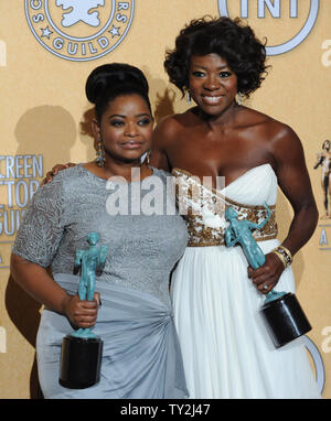 Viola Davis (R) e Octavia Spencer visualizzati dietro le quinte con i premi hanno raccolto durante la diciottesima edizione Screen Actors Guild Awards presso lo Shrine Auditorium di Los Angeles il 29 gennaio 2012. Viola Davis ha vinto la prestazione eccezionale da una femmina di attore in un ruolo di leader e Octavia Spencer ha vinto la prestazione eccezionale da una femmina di attore in un ruolo di supporto per "l'aiuto". UPI/Jim Ruymen Foto Stock