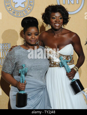 Viola Davis (R) e Octavia Spencer visualizzati dietro le quinte con i premi hanno raccolto durante la diciottesima edizione Screen Actors Guild Awards presso lo Shrine Auditorium di Los Angeles il 29 gennaio 2012. Viola Davis ha vinto la prestazione eccezionale da una femmina di attore in un ruolo di leader e Octavia Spencer ha vinto la prestazione eccezionale da una femmina di attore in un ruolo di supporto per "l'aiuto". UPI/Jim Ruymen Foto Stock