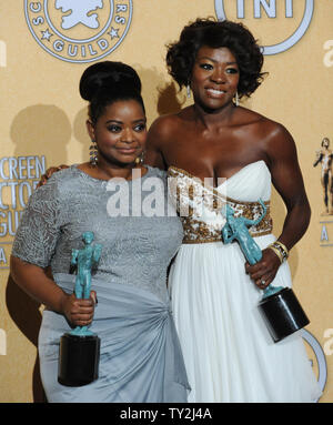 Viola Davis (R) e Octavia Spencer visualizzati dietro le quinte con i premi hanno raccolto durante la diciottesima edizione Screen Actors Guild Awards presso lo Shrine Auditorium di Los Angeles il 29 gennaio 2012. Viola Davis ha vinto la prestazione eccezionale da una femmina di attore in un ruolo di leader e Octavia Spencer ha vinto la prestazione eccezionale da una femmina di attore in un ruolo di supporto per "l'aiuto". UPI/Jim Ruymen Foto Stock