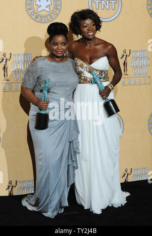 Viola Davis (R) e Octavia Spencer visualizzati dietro le quinte con i premi hanno raccolto durante la diciottesima edizione Screen Actors Guild Awards presso lo Shrine Auditorium di Los Angeles il 29 gennaio 2012. Viola Davis ha vinto la prestazione eccezionale da una femmina di attore in un ruolo di leader e Octavia Spencer ha vinto la prestazione eccezionale da una femmina di attore in un ruolo di supporto per "l'aiuto". UPI/Jim Ruymen Foto Stock