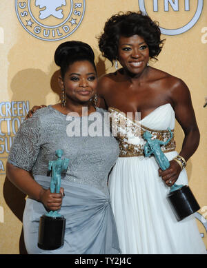 Viola Davis (R) e Octavia Spencer visualizzati dietro le quinte con i premi hanno raccolto durante la diciottesima edizione Screen Actors Guild Awards presso lo Shrine Auditorium di Los Angeles il 29 gennaio 2012. Viola Davis ha vinto la prestazione eccezionale da una femmina di attore in un ruolo di leader e Octavia Spencer ha vinto la prestazione eccezionale da una femmina di attore in un ruolo di supporto per "l'aiuto". UPI/Jim Ruymen Foto Stock