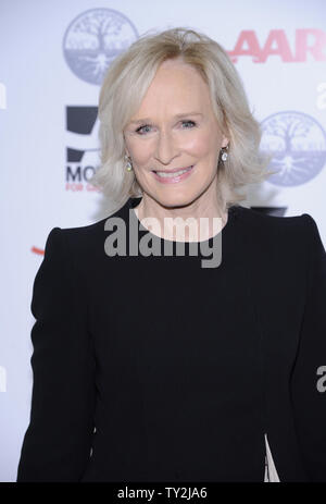 Glenn Close assiste l'AARP la rivista della undicesima edizione del film per adulti Award Gala di Beverly Hills, la California il 6 febbraio 2012. UPI/Fil McCarten Foto Stock