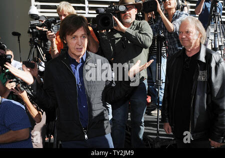 Ex Beatle Paul McCartney arriva per una cerimonia di inaugurazione in onore di lui con la 2,460th della stella sulla Hollywood Walk of Fame a Los Angeles il 9 febbraio 2012. cercando su a destra è musicista Neil Young. UPI/Jim Ruymen Foto Stock