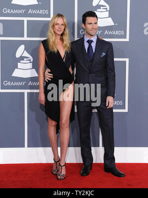 Musicista Adam Levine e la sua fidanzata, modello russa Anne Vyalitsyna arrivano al 54th Annual Grammy Awards a Staples Center a Los Angeles il 12 febbraio 2012. UPI/Jim Ruymen Foto Stock