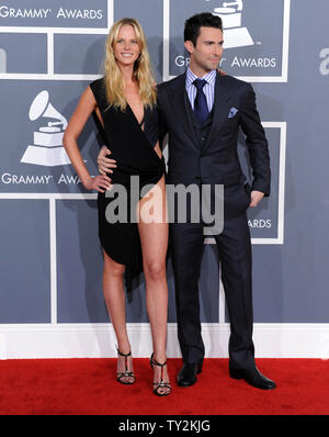 Musicista Adam Levine e la sua fidanzata, modello russa Anne Vyalitsyna arrivano al 54th Annual Grammy Awards a Staples Center a Los Angeles il 12 febbraio 2012. UPI/Jim Ruymen Foto Stock