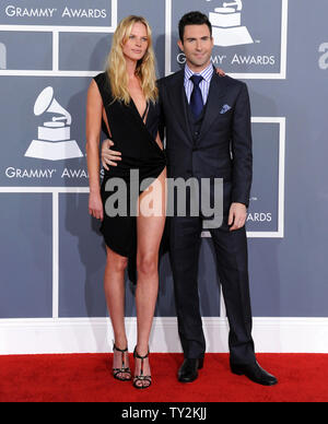 Musicista Adam Levine e la sua fidanzata, modello russa Anne Vyalitsyna arrivano al 54th Annual Grammy Awards a Staples Center a Los Angeles il 12 febbraio 2012. UPI/Jim Ruymen Foto Stock