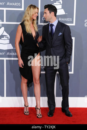 Musicista Adam Levine e la sua fidanzata, modello russa Anne Vyalitsyna arrivano al 54th Annual Grammy Awards a Staples Center a Los Angeles il 12 febbraio 2012. UPI/Jim Ruymen Foto Stock