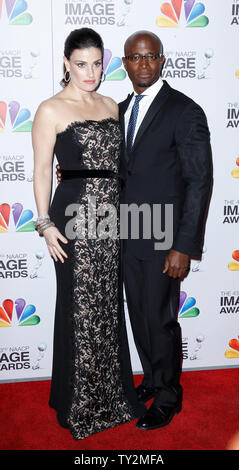 L'attrice Idina Menzel (L) e l'attore Taye Diggs arriva alla XLIII NAACP Image Awards presso lo Shrine Auditorium di Los Angeles il 17 febbraio 2012. UPI/Danny Moloshok Foto Stock