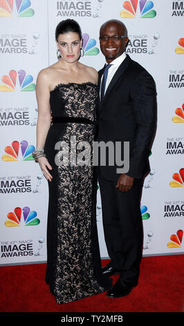 L'attrice Idina Menzel (L) e l'attore Taye Diggs arriva alla XLIII NAACP Image Awards presso lo Shrine Auditorium di Los Angeles il 17 febbraio 2012. UPI/Danny Moloshok Foto Stock