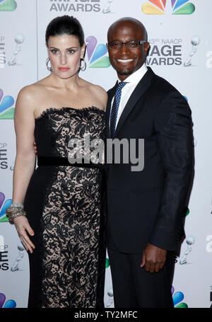 L'attrice Idina Menzel (L) e l'attore Taye Diggs arriva alla XLIII NAACP Image Awards presso lo Shrine Auditorium di Los Angeles il 17 febbraio 2012. UPI/Danny Moloshok Foto Stock