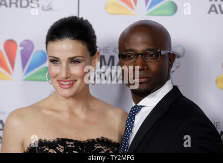 L'attrice Idina Menzel (L) e l'attore Taye Diggs arriva alla XLIII NAACP Image Awards presso lo Shrine Auditorium di Los Angeles il 17 febbraio 2012. UPI/Danny Moloshok Foto Stock