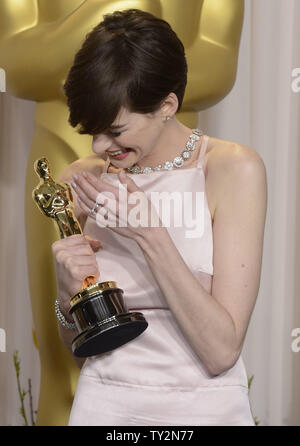 Anne Hathaway diventa emozionante come lei pone con il suo Oscar per le prestazioni da un'attrice in un ruolo di supporto per 'Les Miserables' dietro le quinte ottantacinquesimo Academy Awards a Hollywood e negli altipiani centro nella sezione di Hollywood di Los Angeles il 24 febbraio 2013. UPI/Fil McCarten Foto Stock