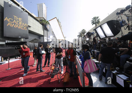 News equipaggi impostato nella zona degli arrivi come sono in corso preparativi per la 84ma Academy Awards nella sezione di Hollywood di Los Angeles il 25 febbraio 2012. L'Oscar sarà presentato domenica 26 febbraio. UPI/Fil McCarten Foto Stock