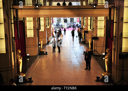 Continuano i preparativi sul tappeto rosso alla vigilia della 84ma Academy Awards il Kodak Theatre di Hollywood la sezione di Los Angeles il 25 febbraio 2012. UPI/Kevin Dietsch Foto Stock