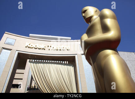 Un Oscar statua è visibile nella parte anteriore del Kodak Theatre (Hollywood e Highland Center) come sono in corso preparativi per la 84ma Academy Awards nella sezione di Hollywood di Los Angeles il 25 febbraio 2012. L'Oscar sarà presentato domenica 26 febbraio. UPI/David Silpa Foto Stock