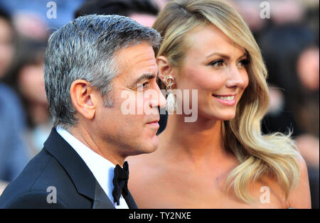 George Clooney e Stacy Keibler arrivano sul tappeto rosso al 84Academy Awards a Hollywood e negli altipiani centro nella sezione di Hollywood di Los Angeles il 26 febbraio 2012. UPI/Kevin Dietsch Foto Stock