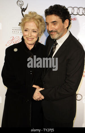 L'attrice Holland Taylor e produttore Chuck Lorre arrivare per la Academy of Television Arts & Sciences ventunesima edizione del Hall of Fame cerimonia al Beverly Hills Hotel di Beverly Hills, la California il 1 marzo 2012. UPI/Jonathan Alcorn Foto Stock