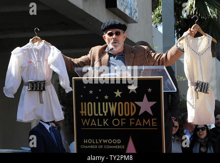 Scrittore David Mamet contiene fino puntelli come egli introduce gli attori Felicity Huffman e William H. Macy durante una doppia cerimonia di inaugurazione di onorare con la 2,463rd e 2,464th stelle sulla Hollywood Walk of Fame a Los Angeles il 7 marzo 2012. UPI/Jim Ruymen Foto Stock