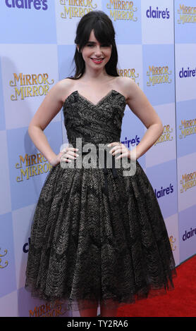 L'attrice Lily Collins, un membro del cast in motion picture comedy fantasy 'speculare Mirror', frequenta la premiere del film in corrispondenza di Grauman's Chinese Theater nella sezione di Hollywood di Los Angeles il 17 marzo 2012. UPI/Jim Ruymen Foto Stock