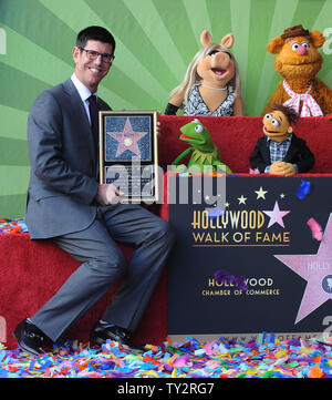 Walt Disney Studios Presidente ricco Ross (L) assiste l'inimitabile Muppets cerimonia di inaugurazione per onorare i Muppets con la 2,466th della stella sulla Hollywood Walk of Fame a Los Angeles il 20 marzo 2012. UPI/Jim Ruymen Foto Stock