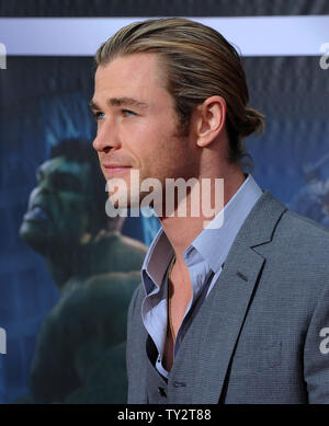 Chris Hemsworth, un membro del cast in sci-fi di motion picture "I VENDICATORI", assiste la premiere del film al El CapitanTheater nella sezione di Hollywood di Los Angeles in aprile11, 2012. UPI/Jim Ruymen Foto Stock
