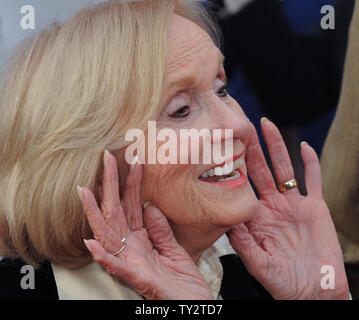 L'attrice Eva Marie Saint assiste il TCM Classic Film Festival apertura notturna premiere del quarantesimo anniversario del restauro del motion picture drama musicale "Cabaret", a Grauman's Chinese Theater nella sezione di Hollywood di Los Angeles il 12 aprile 2012. UPI/Jim Ruymen Foto Stock