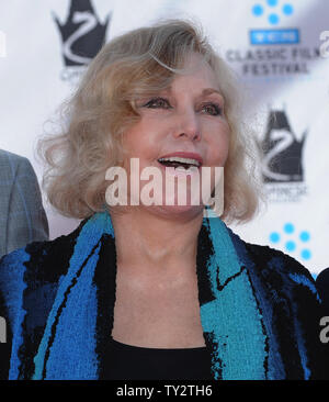 L'attrice Kim Novak partecipa in una mano e cerimonia di impronta venerandola come parte del TCM Classic Film Festival, a Grauman's Chinese Theater nella sezione di Hollywood di Los Angeles il 14 aprile 2012. UPI/Jim Ruymen Foto Stock