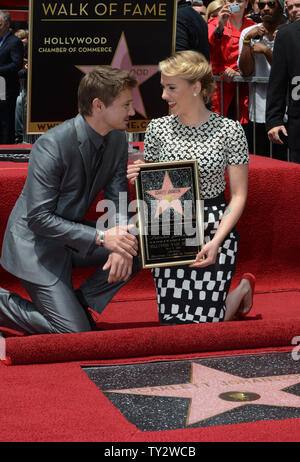 L'attrice Scarlett Johansson detiene una placca di replica come lei pone con l'attore Jeremy Renner durante una cerimonia di inaugurazione in onore di lui con la 2,470th della stella sulla Hollywood Walk of Fame a Los Angeles il 2 maggio 2012. UPI/Jim Ruymen Foto Stock