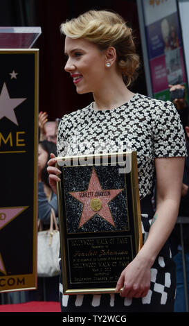 L'attrice Scarlett Johansson detiene una placca di replica durante una cerimonia di inaugurazione venerandola con il 2,470th della stella sulla Hollywood Walk of Fame a Los Angeles il 2 maggio 2012. UPI/Jim Ruymen Foto Stock