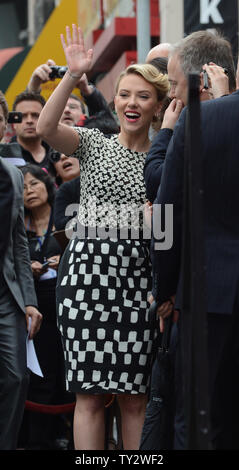 L'attrice Scarlett Johansson di 'Meraviglia's I VENDICATORI" durante una cerimonia di inaugurazione venerandola con il 2,470th della stella sulla Hollywood Walk of Fame a Los Angeles il 2 maggio 2012. UPI/Jim Ruymen Foto Stock