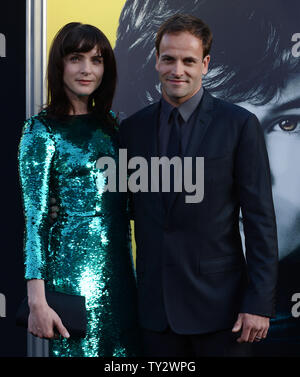 Jonny Lee Miller, un membro del cast in motion picture fantasy 'Dark ombre", assiste la premiere del film con la moglie Michele Hicks a Grauman's Chinese Theater nella sezione di Hollywood di Los Angeles il 7 maggio 2012. UPI/Jim Ruymen Foto Stock